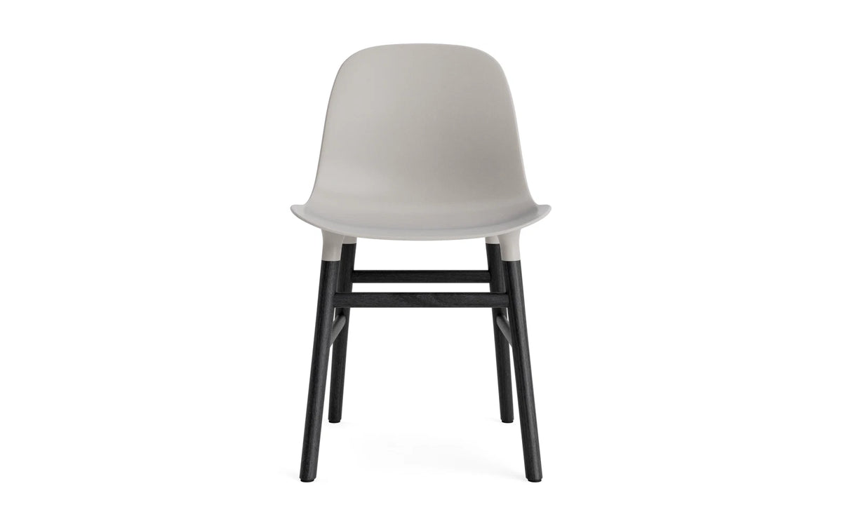 Form Stuhl Warmes Grau/schwarz in Warmes Grau präsentiert im Onlineshop von KAQTU Design AG. Stuhl ist von Normann Copenhagen