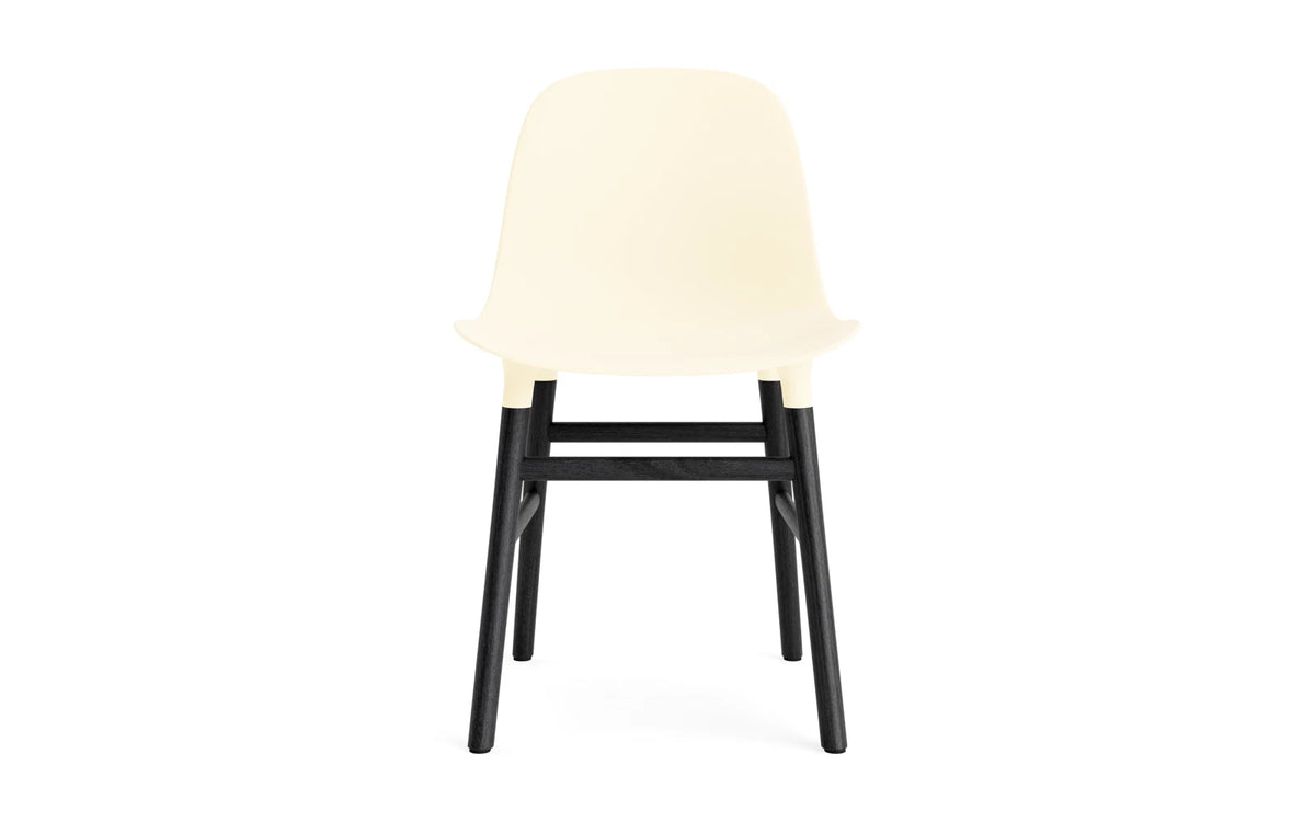 Form Stuhl Creme/schwarz in Creme präsentiert im Onlineshop von KAQTU Design AG. Stuhl ist von Normann Copenhagen