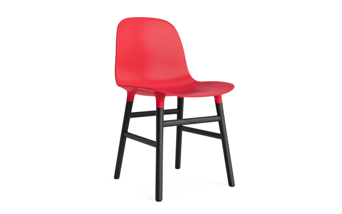 Form Stuhl Leuchtendes Rot/schwarz in Leuchtendes Rot präsentiert im Onlineshop von KAQTU Design AG. Stuhl ist von Normann Copenhagen