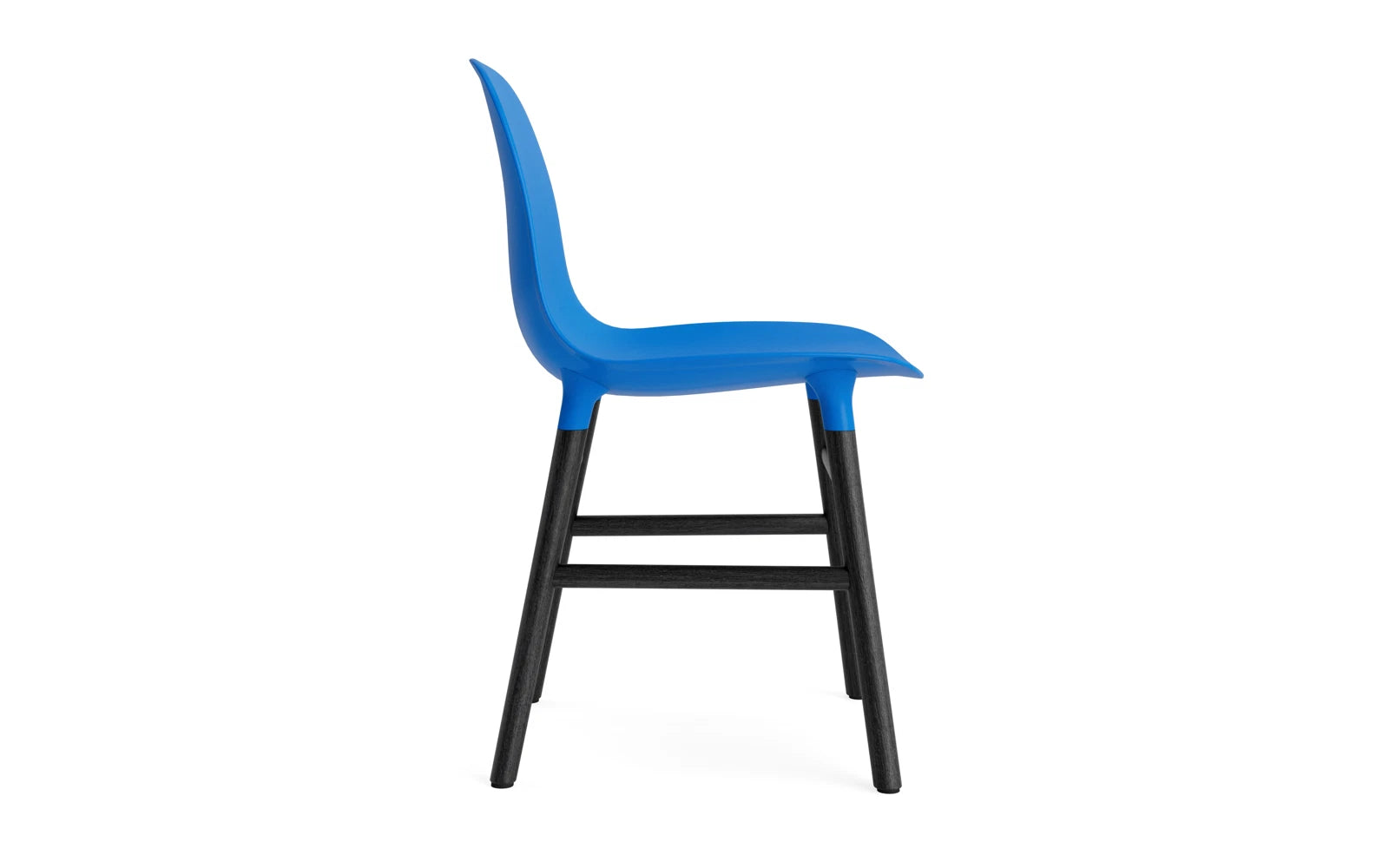Form Stuhl Leuchtendes Blau/schwarz in  präsentiert im Onlineshop von KAQTU Design AG. Stuhl ist von Normann Copenhagen
