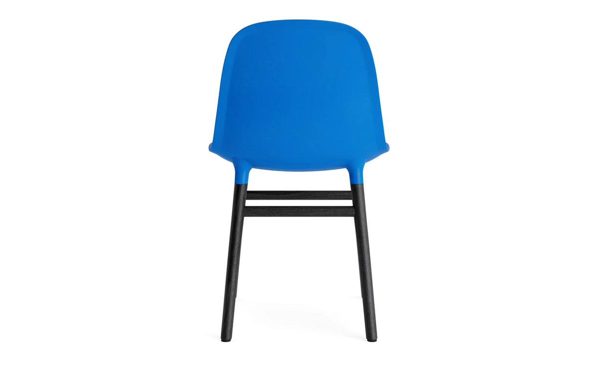 Form Stuhl Leuchtendes Blau/schwarz in Leuchtendes Blau präsentiert im Onlineshop von KAQTU Design AG. Stuhl ist von Normann Copenhagen