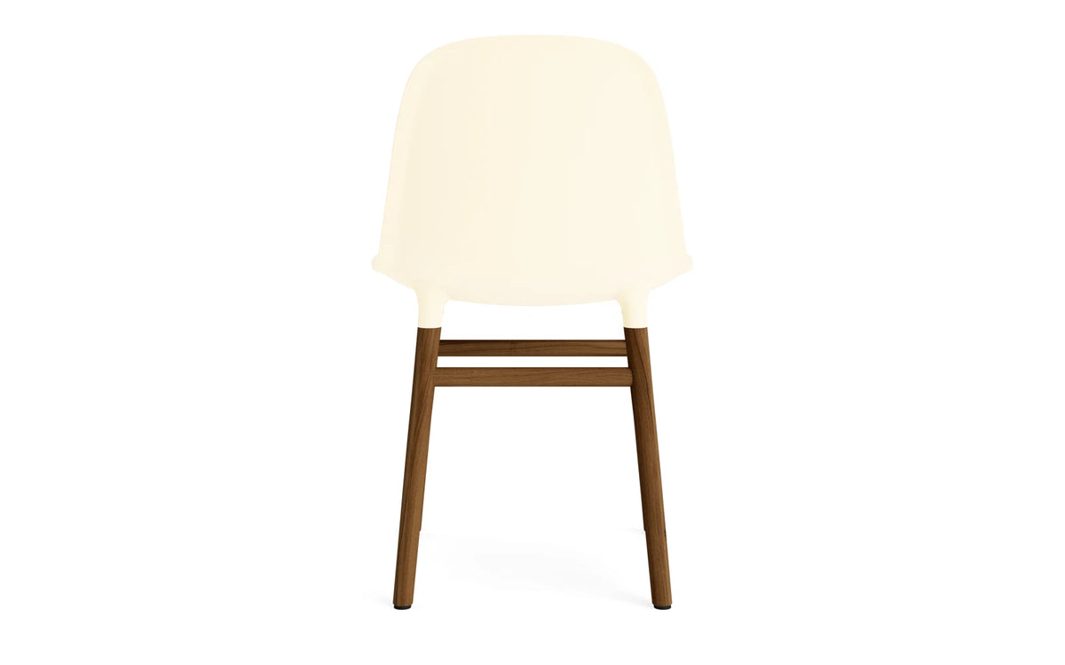 Form Stuhl Creme/Walnuss in Creme mit Walnuss präsentiert im Onlineshop von KAQTU Design AG. Stuhl ist von Normann Copenhagen