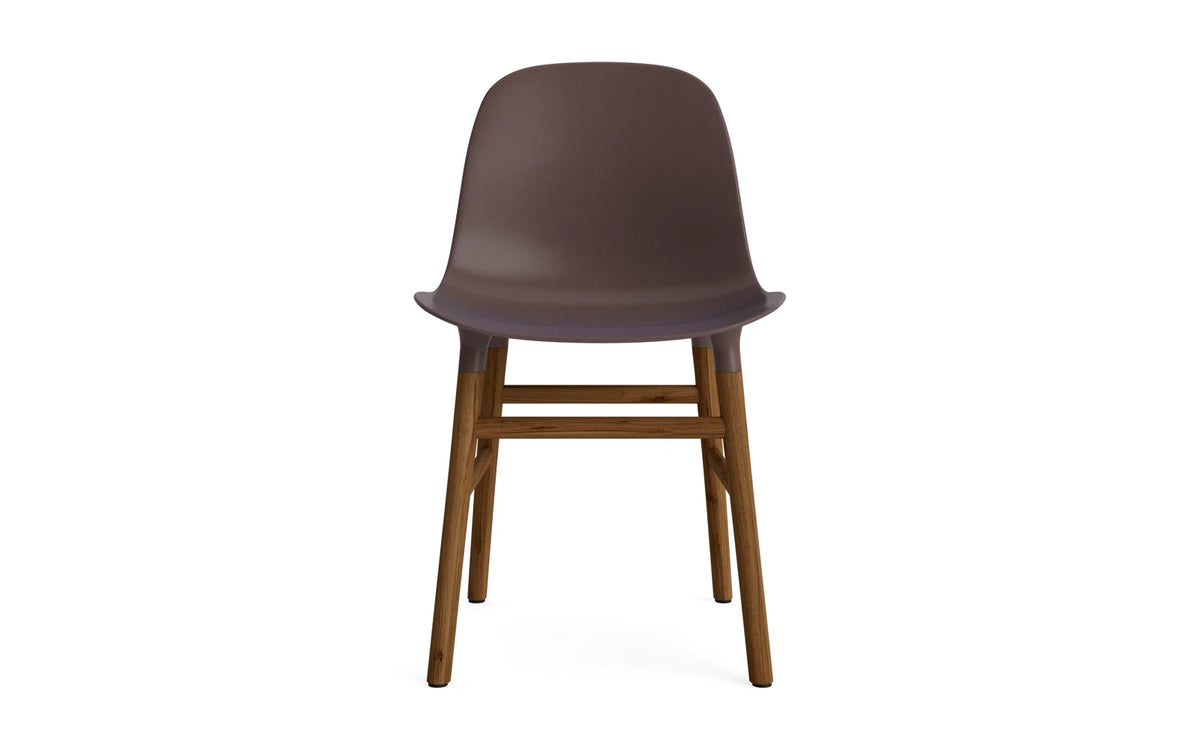 Form Stuhl Braun/Walnuss in Braun mit Walnuss präsentiert im Onlineshop von KAQTU Design AG. Stuhl ist von Normann Copenhagen