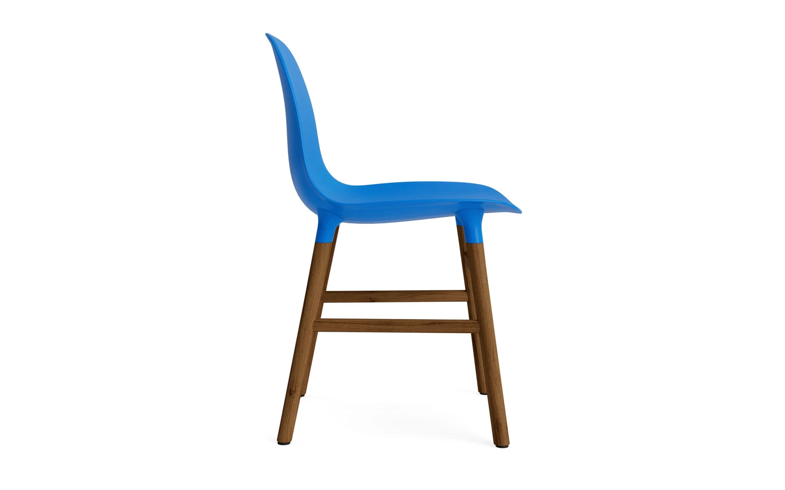 Form Stuhl Leuchtendes Blau/Walnuss in  präsentiert im Onlineshop von KAQTU Design AG. Stuhl ist von Normann Copenhagen