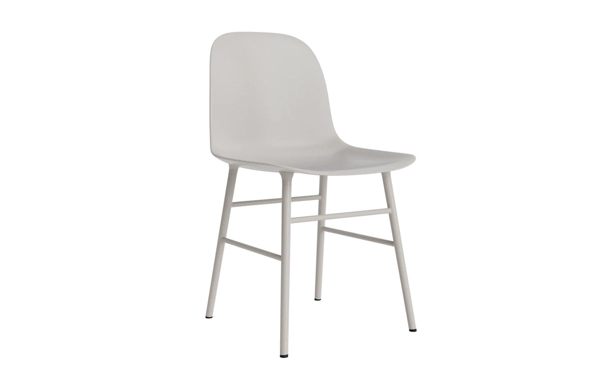 Form Stuhl Warmes Grau in Warmes Grau präsentiert im Onlineshop von KAQTU Design AG. Stuhl ist von Normann Copenhagen