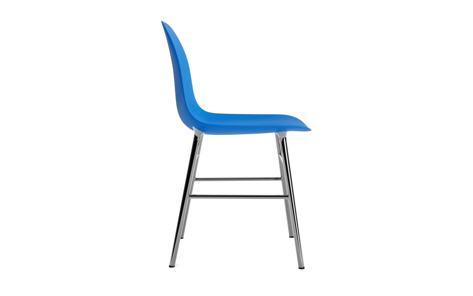 Form Stuhl Leuchtendes Leuchtendes Blau/Chrom in  präsentiert im Onlineshop von KAQTU Design AG. Stuhl ist von Normann Copenhagen