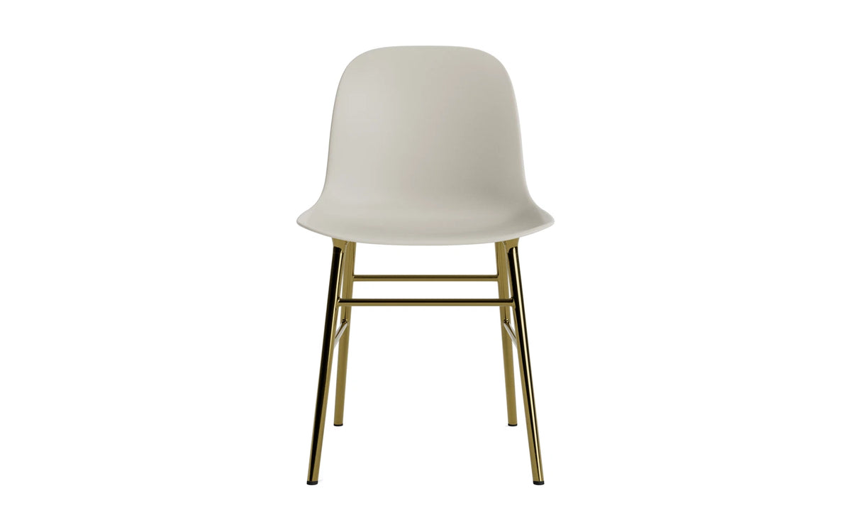 Form Stuhl Messing Hellgrau in Hellgrau präsentiert im Onlineshop von KAQTU Design AG. Stuhl ist von Normann Copenhagen