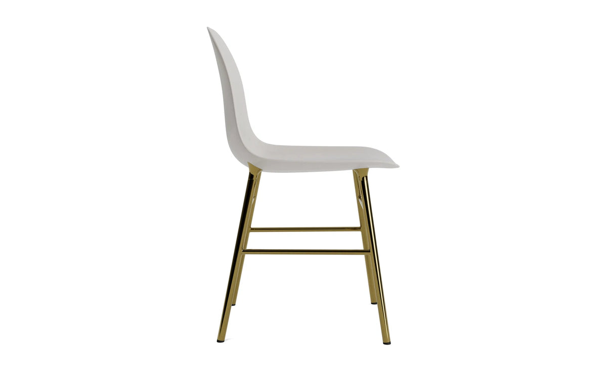 Form Stuhl Messing Warmes Grau in Warmes Grau präsentiert im Onlineshop von KAQTU Design AG. Stuhl ist von Normann Copenhagen