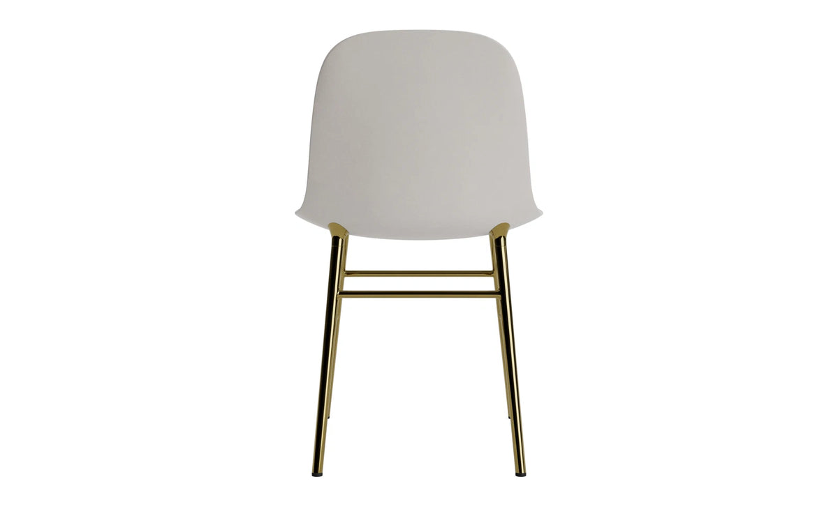 Form Stuhl Messing Warmes Grau in Warmes Grau präsentiert im Onlineshop von KAQTU Design AG. Stuhl ist von Normann Copenhagen