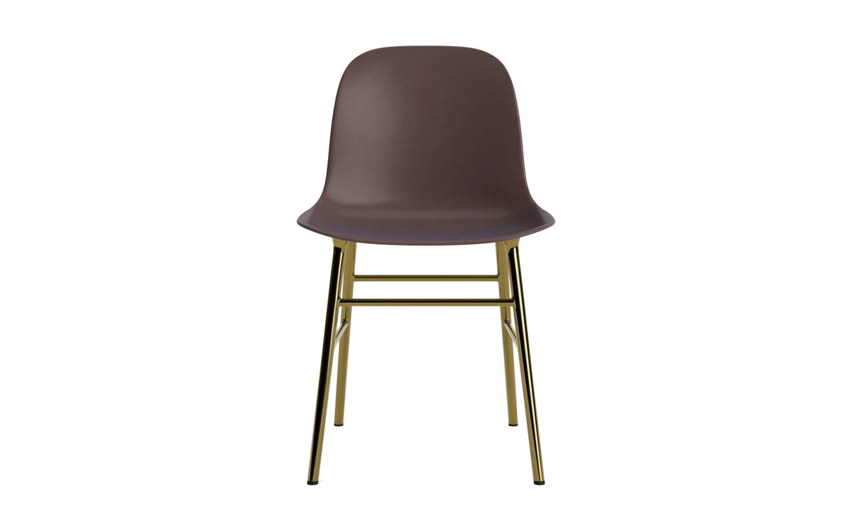 Form Stuhl Messing Braun in Braun präsentiert im Onlineshop von KAQTU Design AG. Stuhl ist von Normann Copenhagen
