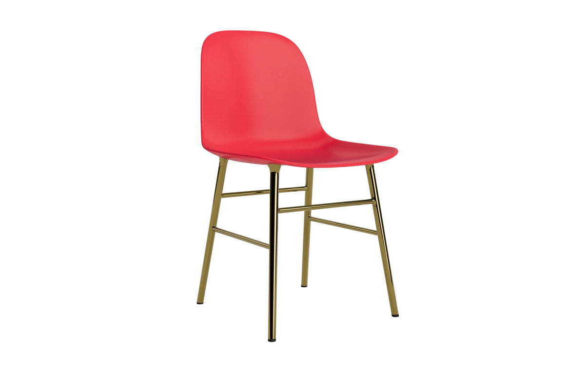 Form Stuhl Messing Leuchtendes Rot in Leuchtendes Rot präsentiert im Onlineshop von KAQTU Design AG. Stuhl ist von Normann Copenhagen