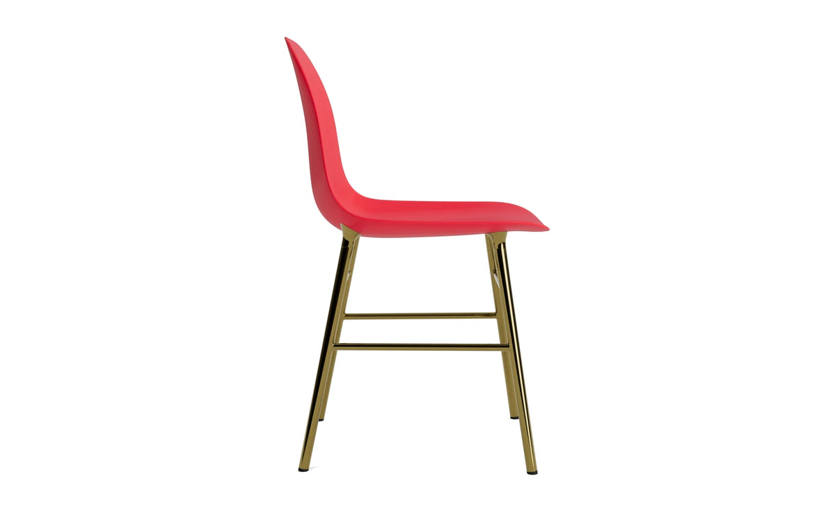 Form Stuhl Messing Leuchtendes Rot in Leuchtendes Rot präsentiert im Onlineshop von KAQTU Design AG. Stuhl ist von Normann Copenhagen