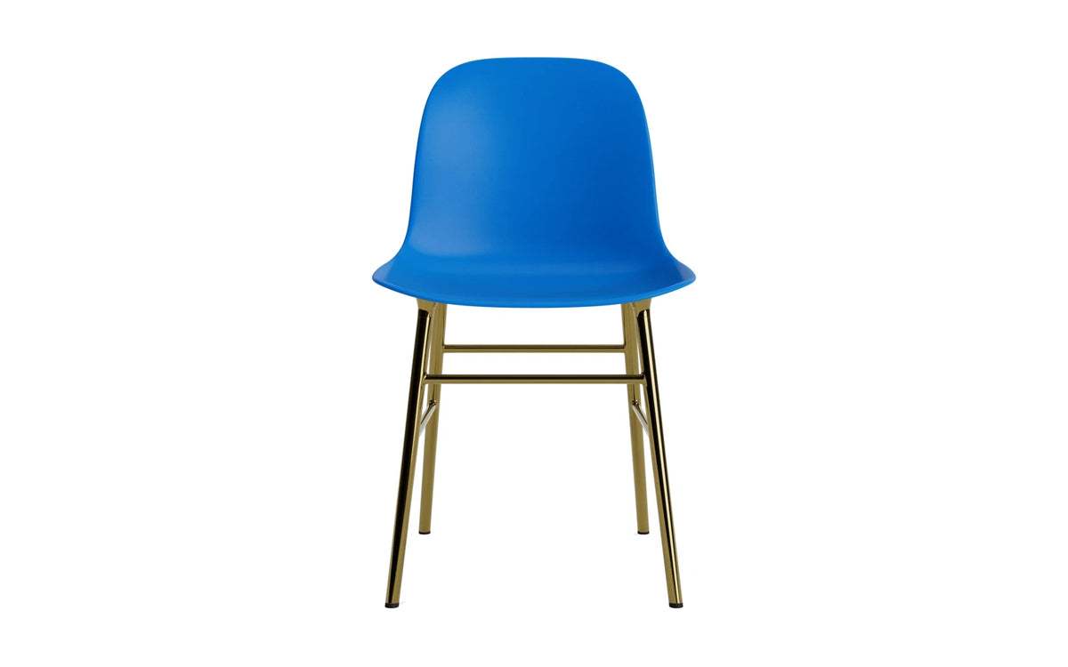 Form Stuhl Messing Leuchtendes Blau in Leuchtendes Blau präsentiert im Onlineshop von KAQTU Design AG. Stuhl ist von Normann Copenhagen