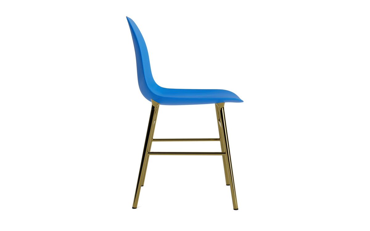 Form Stuhl Messing Leuchtendes Blau in Leuchtendes Blau präsentiert im Onlineshop von KAQTU Design AG. Stuhl ist von Normann Copenhagen