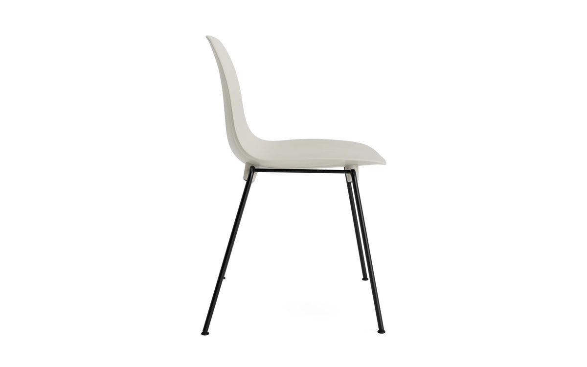 Form Stapelstuhl Schwartz Stahl Hellgrau in Hellgrau präsentiert im Onlineshop von KAQTU Design AG. Stuhl ist von Normann Copenhagen