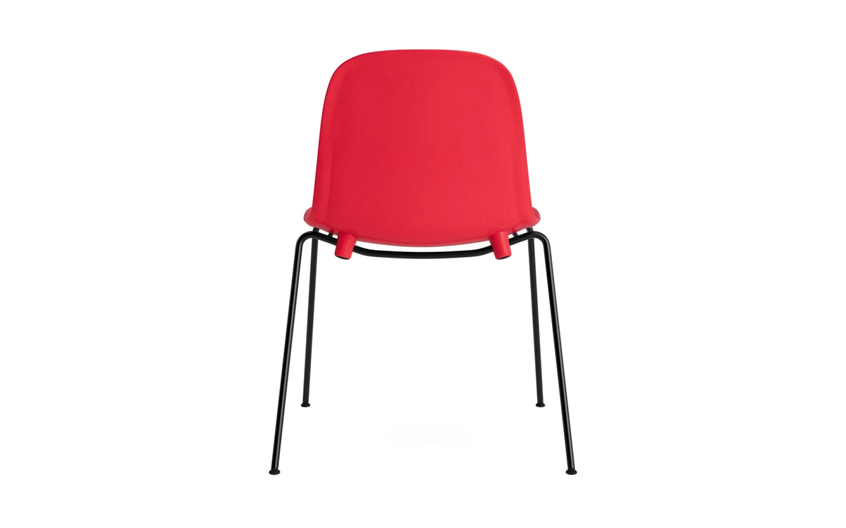 Form Stapelstuhl Schwartz Stahl Leuchtendes Rot in Leuchtendes Rot präsentiert im Onlineshop von KAQTU Design AG. Stuhl ist von Normann Copenhagen