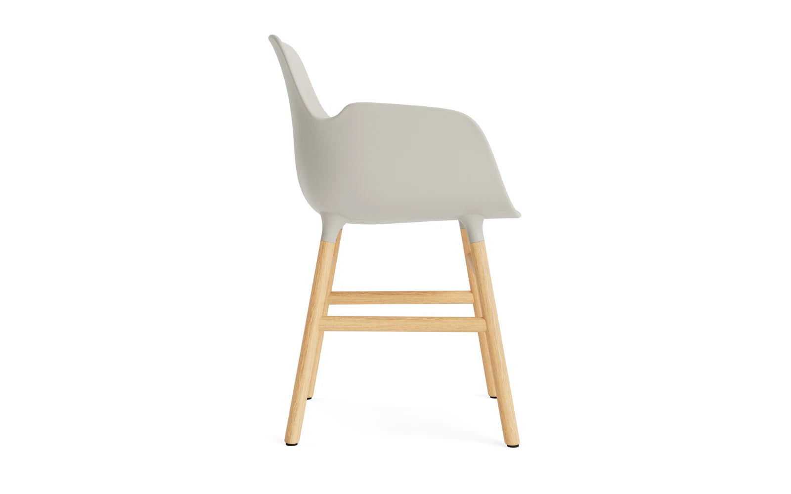 Form Lehnstuhl Eiche Hellgrau in  präsentiert im Onlineshop von KAQTU Design AG. Stuhl mit Armlehne ist von Normann Copenhagen
