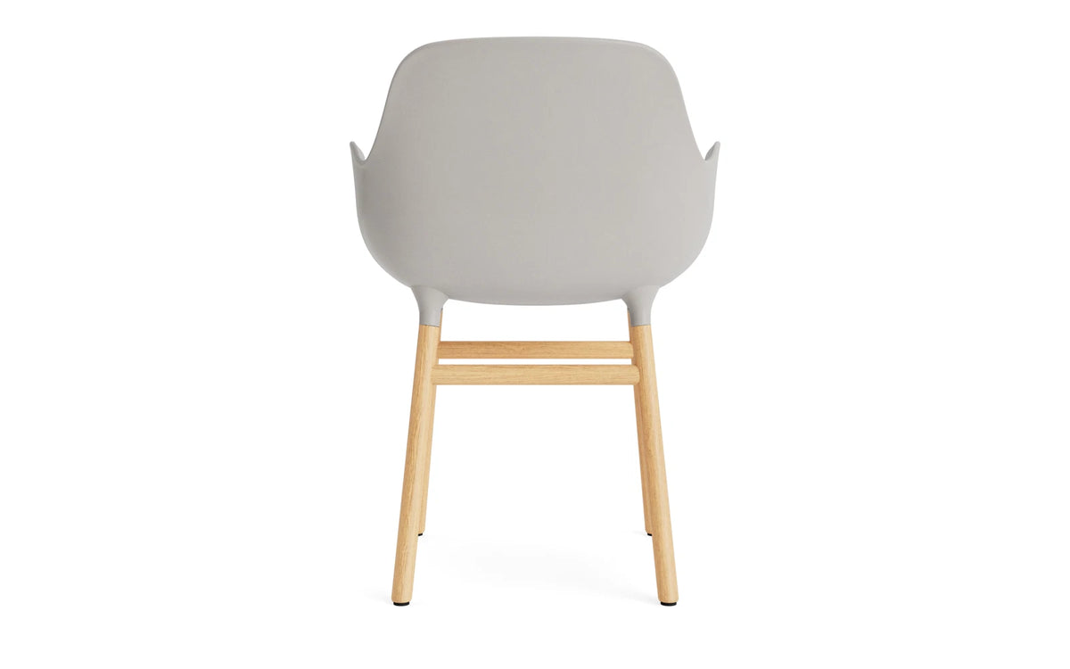 Form Lehnstuhl Eiche Warmes grau in Warmes grau präsentiert im Onlineshop von KAQTU Design AG. Stuhl mit Armlehne ist von Normann Copenhagen