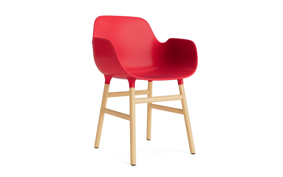 Form Lehnstuhl Eiche Leuchtendes rot in Leuchtendes rot präsentiert im Onlineshop von KAQTU Design AG. Stuhl mit Armlehne ist von Normann Copenhagen