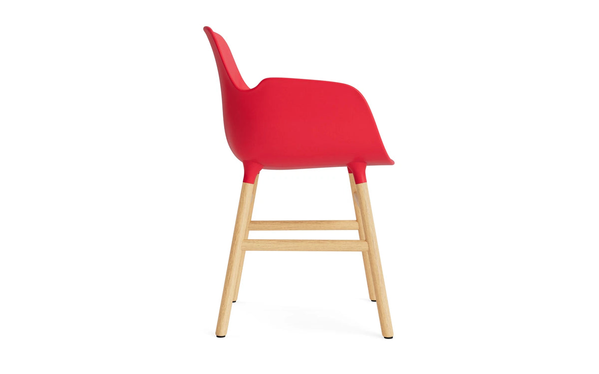 Form Lehnstuhl Eiche Leuchtendes rot in Leuchtendes rot präsentiert im Onlineshop von KAQTU Design AG. Stuhl mit Armlehne ist von Normann Copenhagen