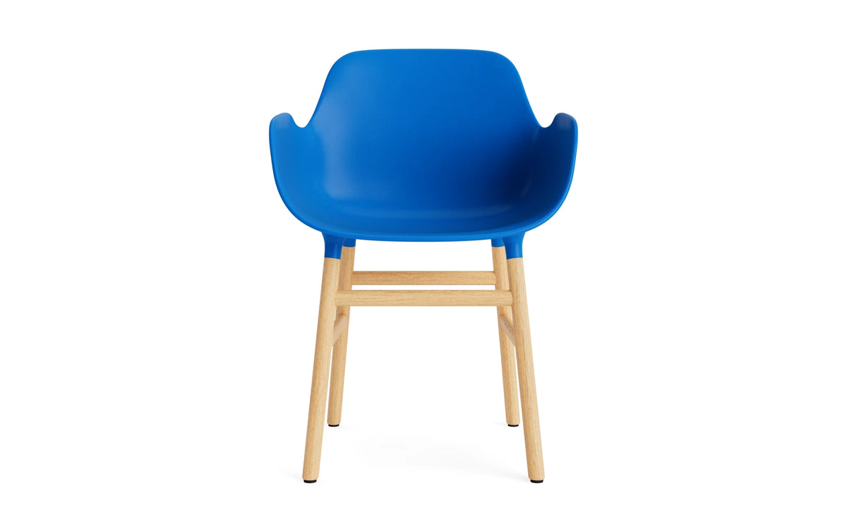 Form Lehnstuhl Eiche Leuchtendes blau in Leuchtendes blau präsentiert im Onlineshop von KAQTU Design AG. Stuhl mit Armlehne ist von Normann Copenhagen