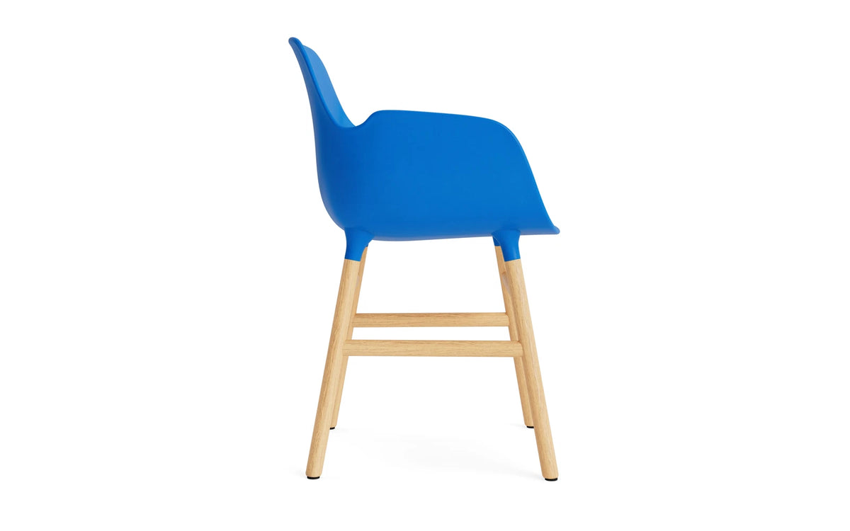 Form Lehnstuhl Eiche Leuchtendes blau in Leuchtendes blau präsentiert im Onlineshop von KAQTU Design AG. Stuhl mit Armlehne ist von Normann Copenhagen