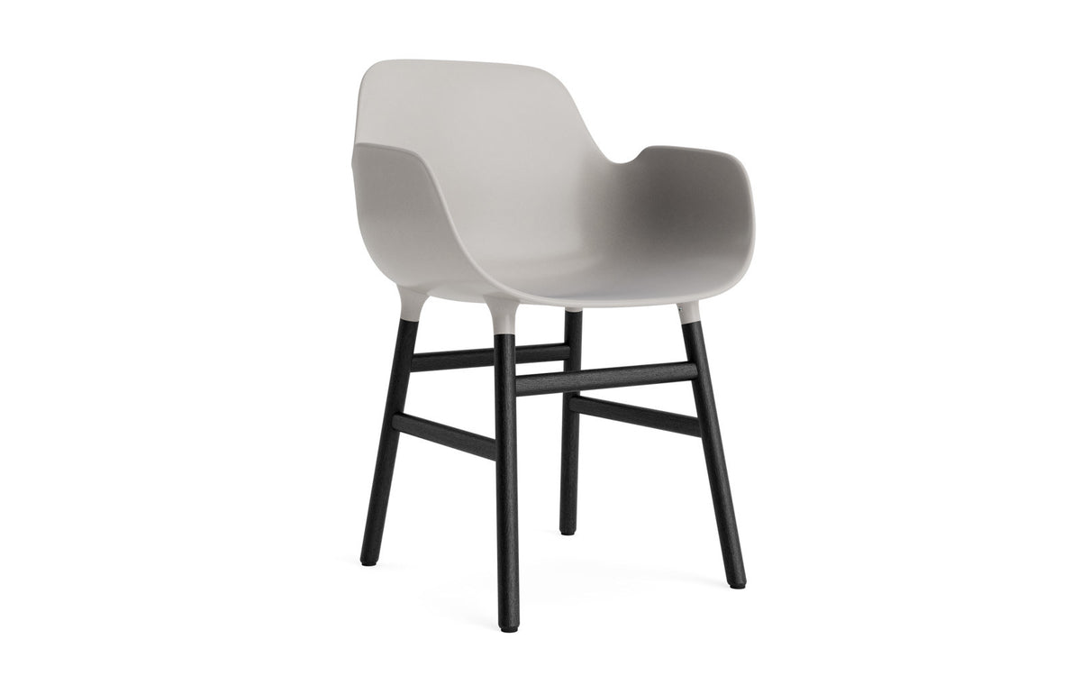 Form Lehnstuhl Warmes Grau/schwarz in Warmes Grau/schwarz präsentiert im Onlineshop von KAQTU Design AG. Stuhl mit Armlehne ist von Normann Copenhagen