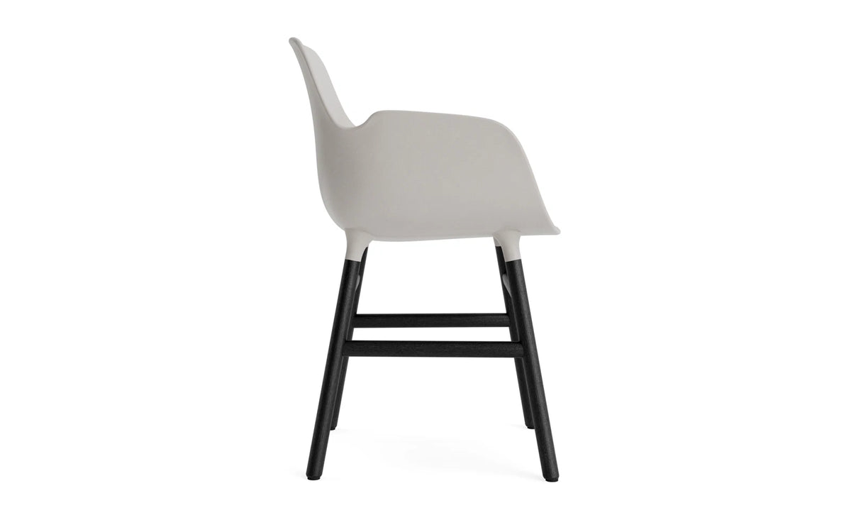 Form Lehnstuhl Warmes Grau/schwarz in Warmes Grau/schwarz präsentiert im Onlineshop von KAQTU Design AG. Stuhl mit Armlehne ist von Normann Copenhagen