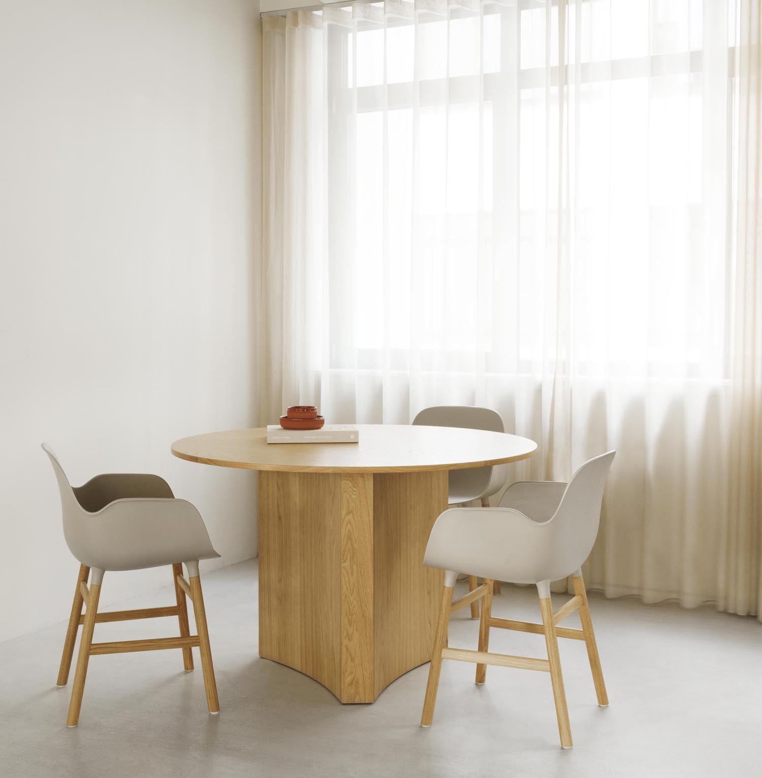 Form Lehnstuhl Warmes Grau/schwarz in  präsentiert im Onlineshop von KAQTU Design AG. Stuhl mit Armlehne ist von Normann Copenhagen