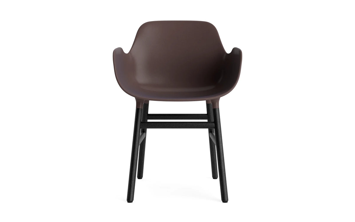 Form Lehnstuhl Braun/schwarz in Braun/schwarz präsentiert im Onlineshop von KAQTU Design AG. Stuhl mit Armlehne ist von Normann Copenhagen