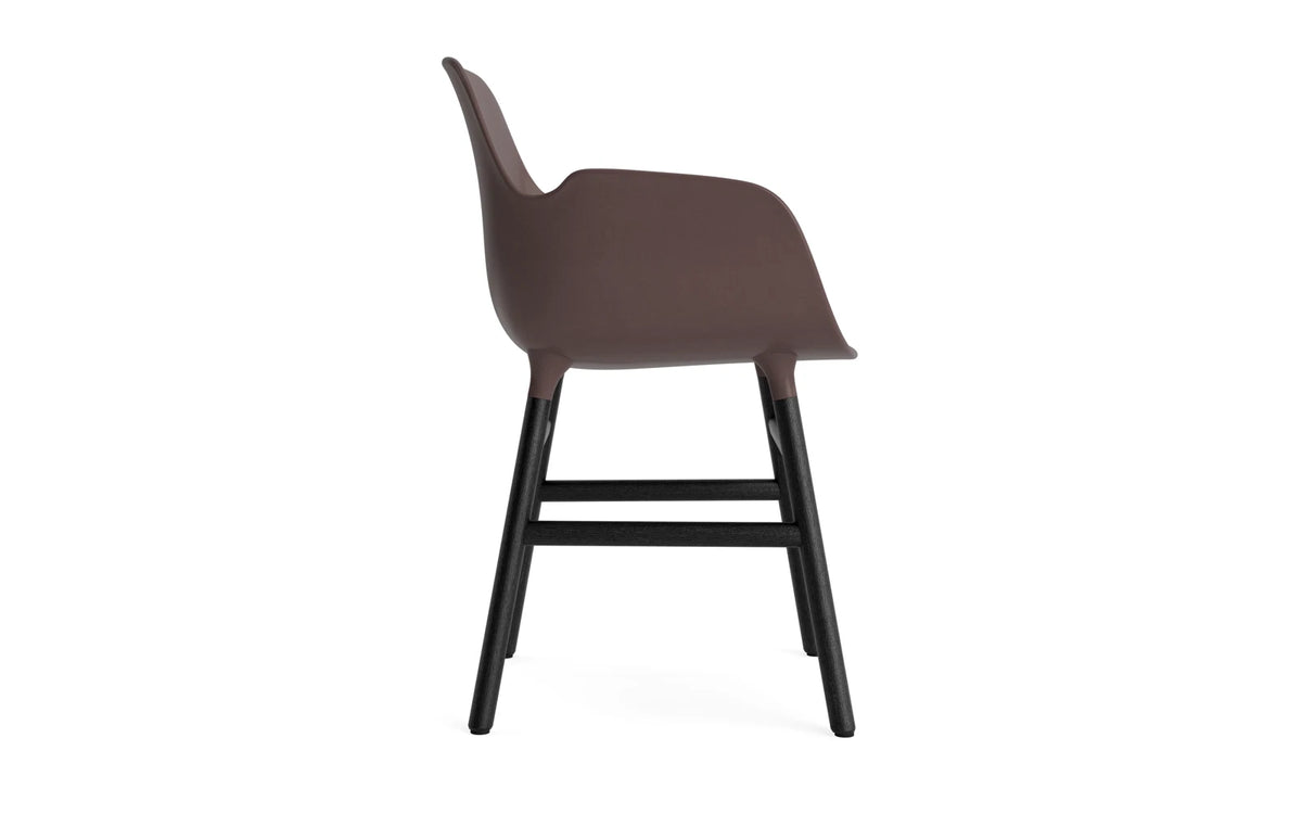 Form Lehnstuhl Braun/schwarz in Braun/schwarz präsentiert im Onlineshop von KAQTU Design AG. Stuhl mit Armlehne ist von Normann Copenhagen