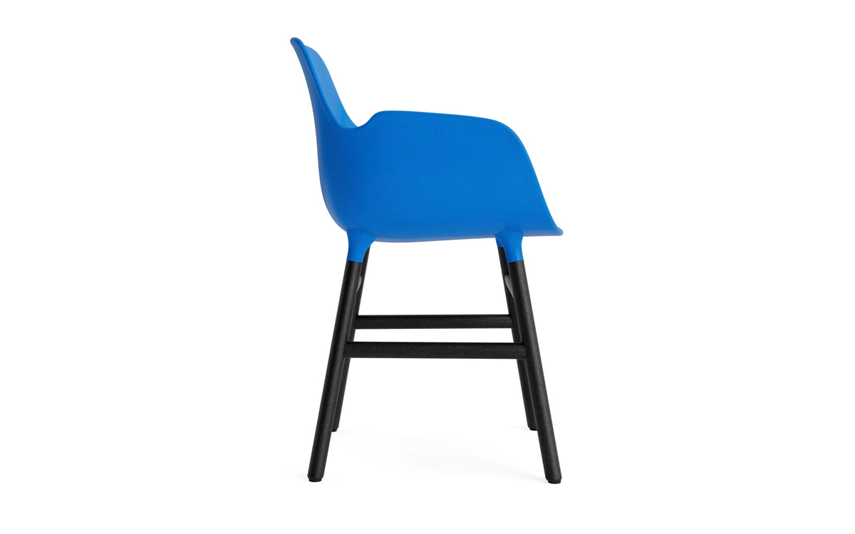 Form Lehnstuhl Leuchtendes Blau/schwarz in Leuchtendes Blau/schwarz präsentiert im Onlineshop von KAQTU Design AG. Stuhl mit Armlehne ist von Normann Copenhagen