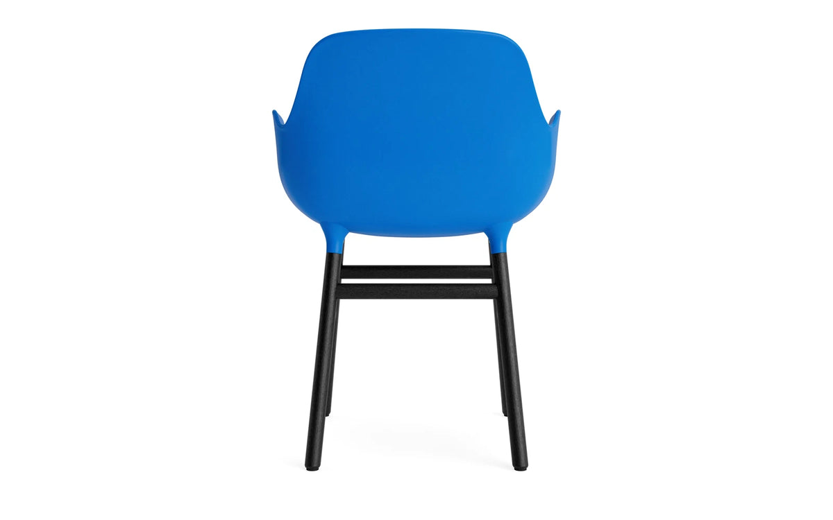 Form Lehnstuhl Leuchtendes Blau/schwarz in Leuchtendes Blau/schwarz präsentiert im Onlineshop von KAQTU Design AG. Stuhl mit Armlehne ist von Normann Copenhagen