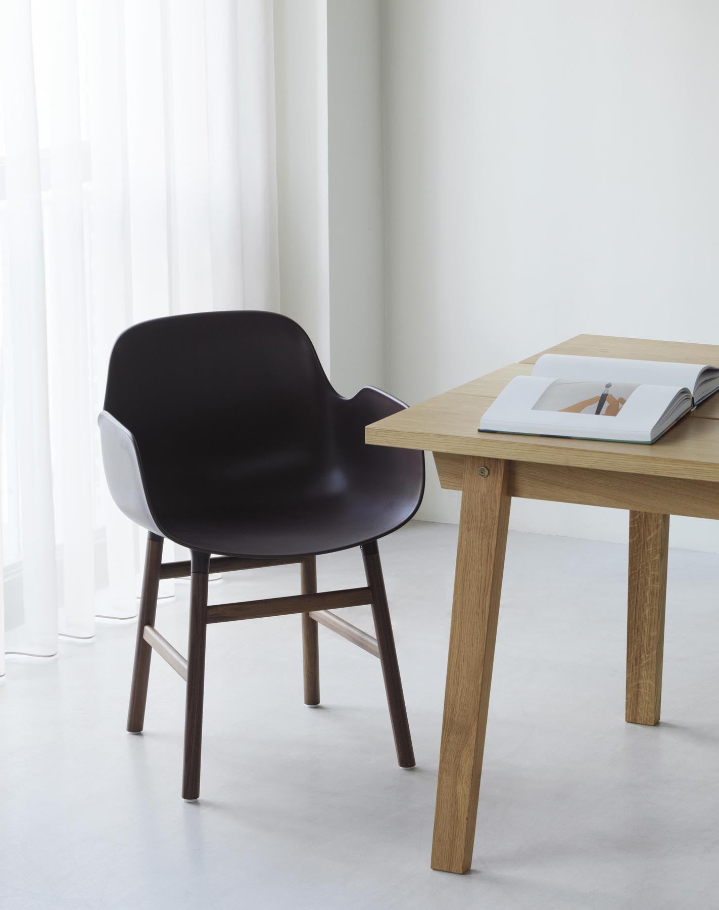 Erleben Sie den Form Lehnstuhl in strahlendem Blau/Schwarz von Normann Copenhagen – ein modernes Möbelstück, das Stil und Funktionalität vereint.