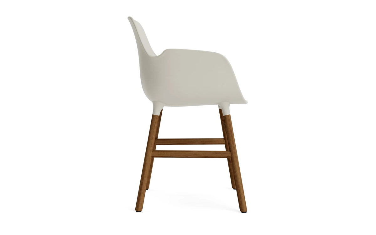Form Lehnstuhl Hellgrau/Walnuss in Hellgrau/ Walnuss präsentiert im Onlineshop von KAQTU Design AG. Stuhl mit Armlehne ist von Normann Copenhagen