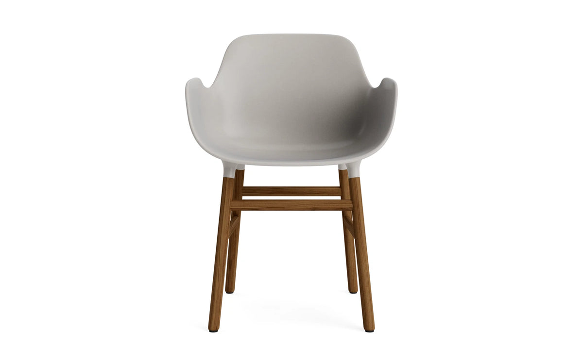 Form Lehnstuhl Warmes grau/Walnuss in Warmes grau/ Walnuss präsentiert im Onlineshop von KAQTU Design AG. Stuhl mit Armlehne ist von Normann Copenhagen