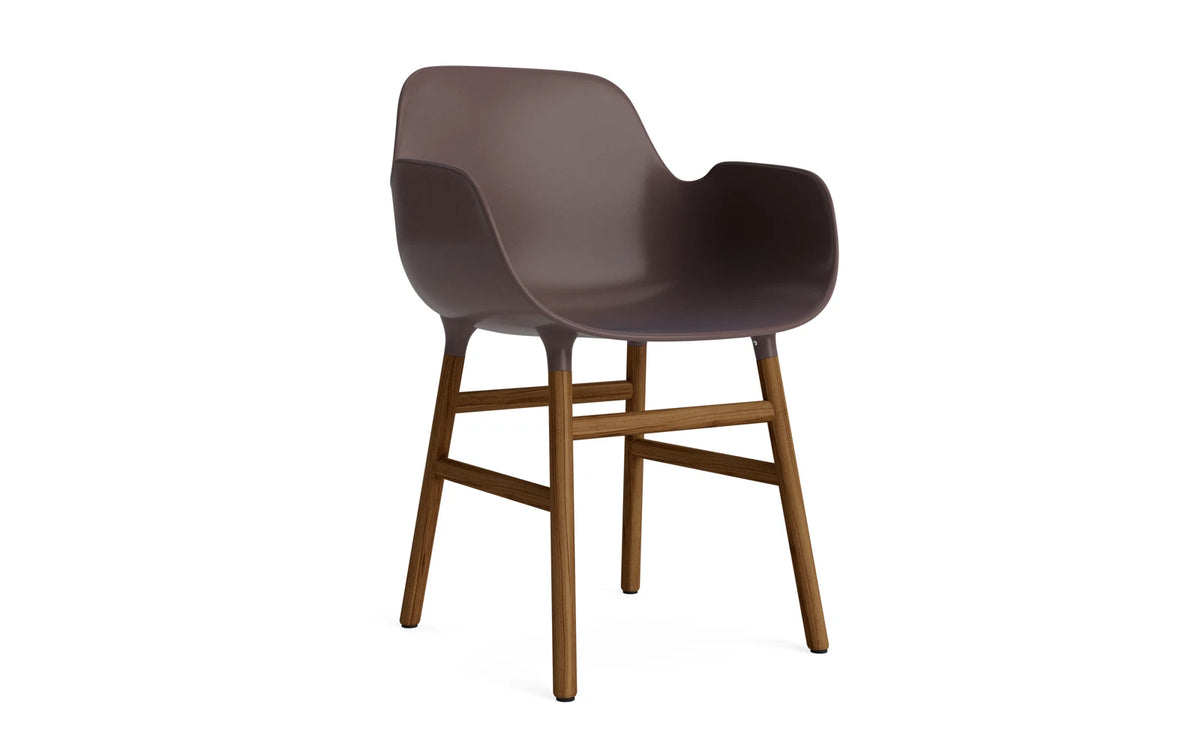 Form Lehnstuhl Braun/Walnuss in Braun/ Walnuss präsentiert im Onlineshop von KAQTU Design AG. Stuhl mit Armlehne ist von Normann Copenhagen