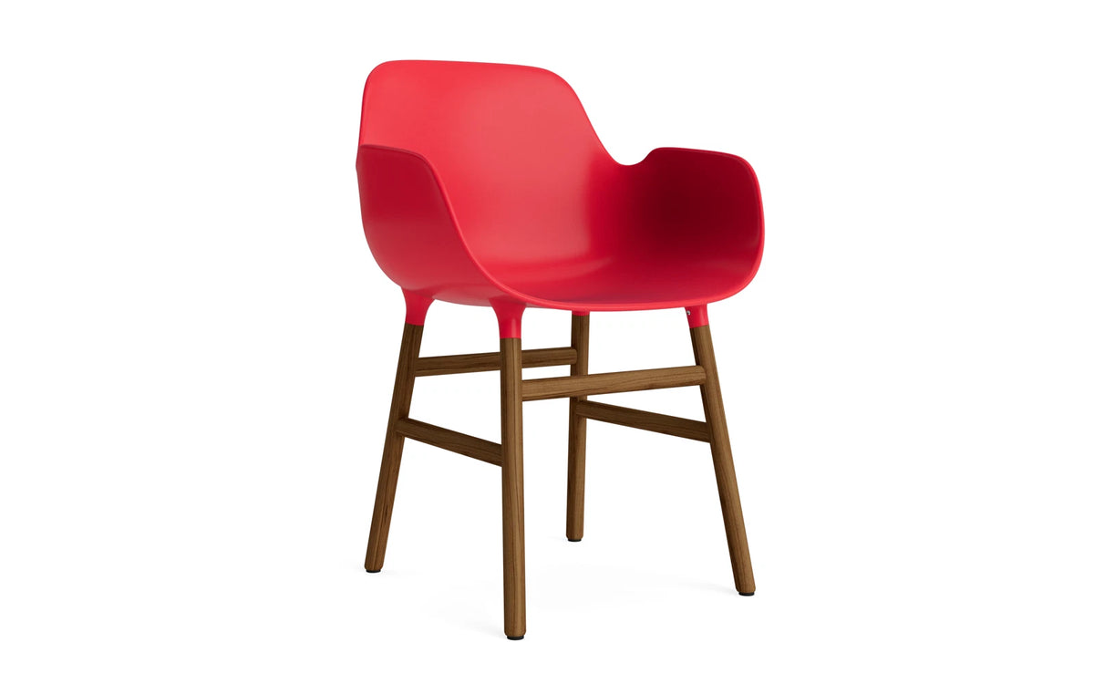 Form Lehnstuhl Leuchtendes rot/Walnuss in Leuchtendes rot/ Walnuss präsentiert im Onlineshop von KAQTU Design AG. Stuhl mit Armlehne ist von Normann Copenhagen