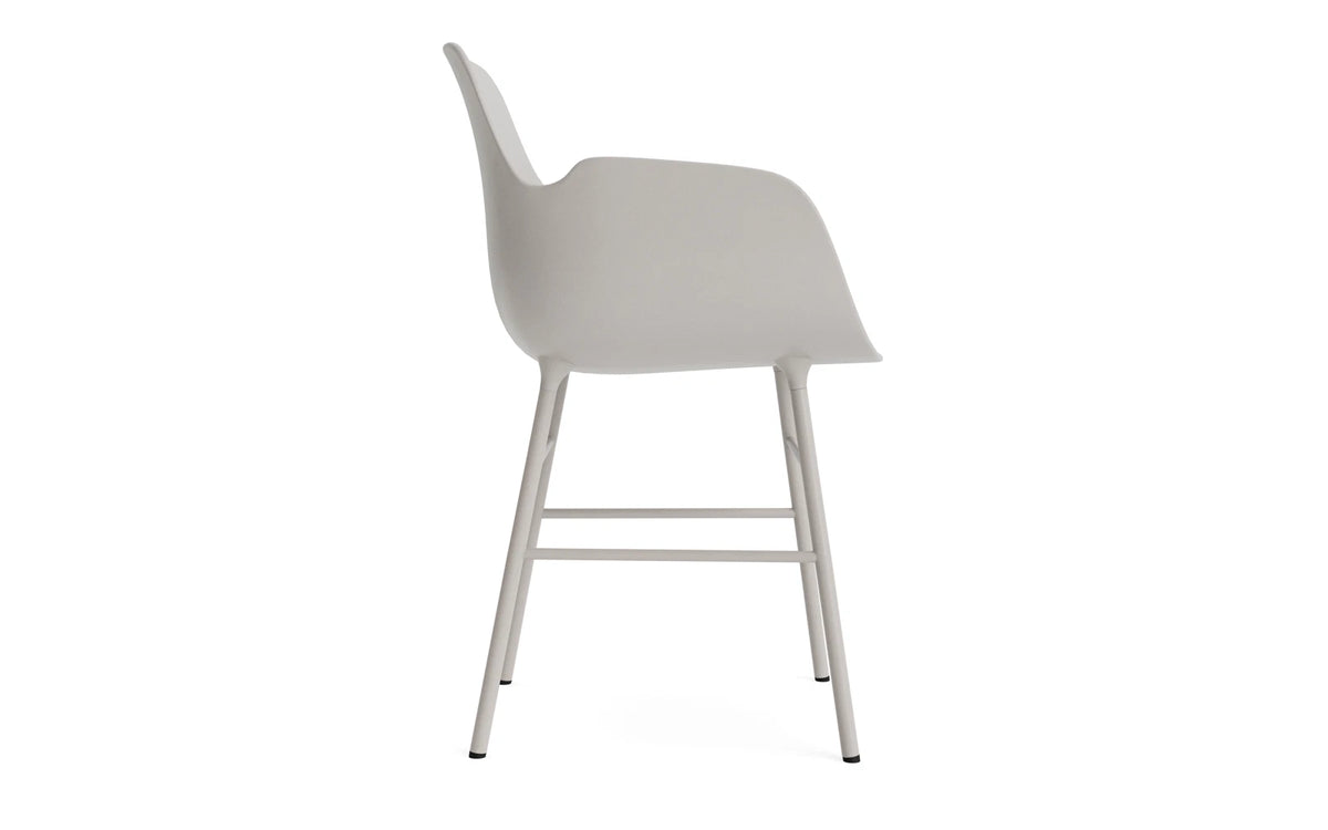 Form Lehnstuhl Stahl Warmes grau in Warmes grau präsentiert im Onlineshop von KAQTU Design AG. Stuhl mit Armlehne ist von Normann Copenhagen