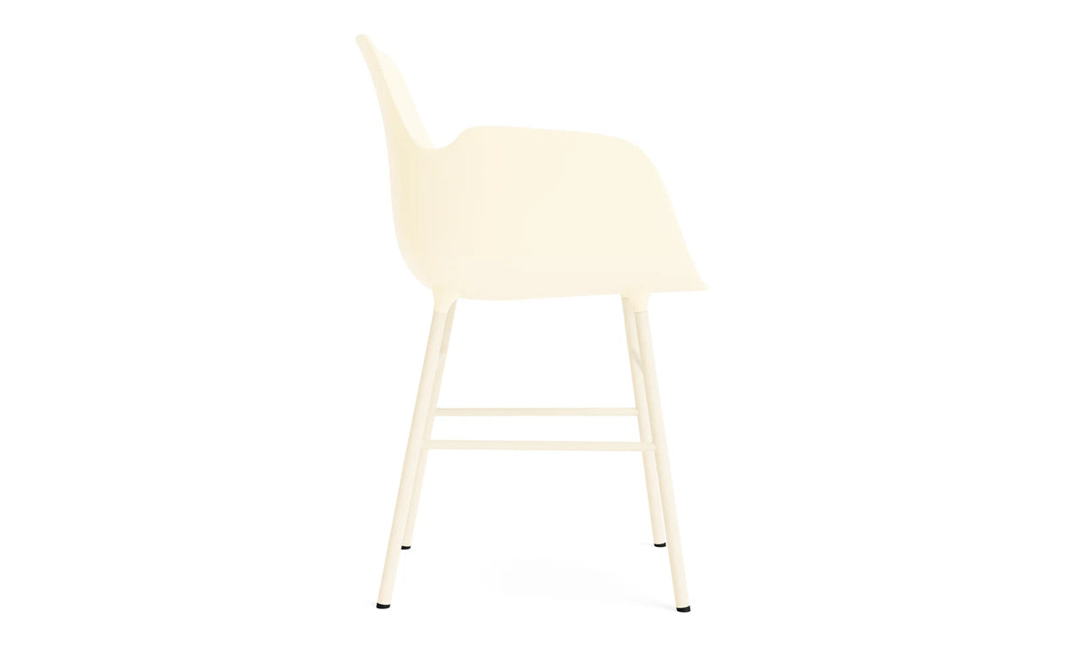 Form Lehnstuhl Stahl Creme in Creme präsentiert im Onlineshop von KAQTU Design AG. Stuhl mit Armlehne ist von Normann Copenhagen