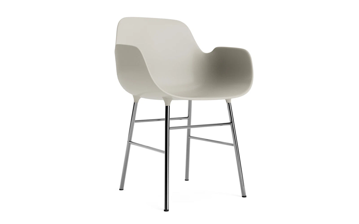 Form Lehnstuhl Chrom hellgrau in Hellgrau/ Chrom präsentiert im Onlineshop von KAQTU Design AG. Stuhl mit Armlehne ist von Normann Copenhagen