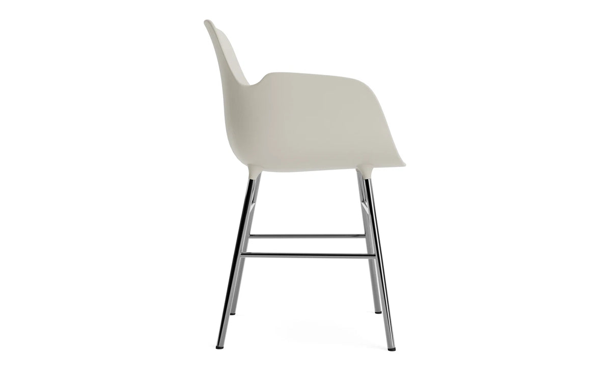 Form Lehnstuhl Chrom hellgrau in Hellgrau/ Chrom präsentiert im Onlineshop von KAQTU Design AG. Stuhl mit Armlehne ist von Normann Copenhagen
