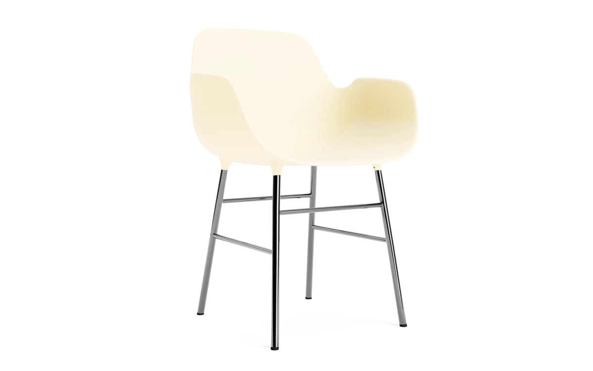 Form Lehnstuhl Chrom Creme in Creme/ chrom präsentiert im Onlineshop von KAQTU Design AG. Stuhl mit Armlehne ist von Normann Copenhagen
