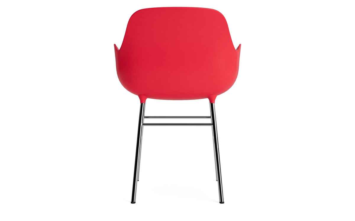 Form Lehnstuhl Chrom Leuchtendes rot in Leuchtendes rot / chrom präsentiert im Onlineshop von KAQTU Design AG. Stuhl mit Armlehne ist von Normann Copenhagen
