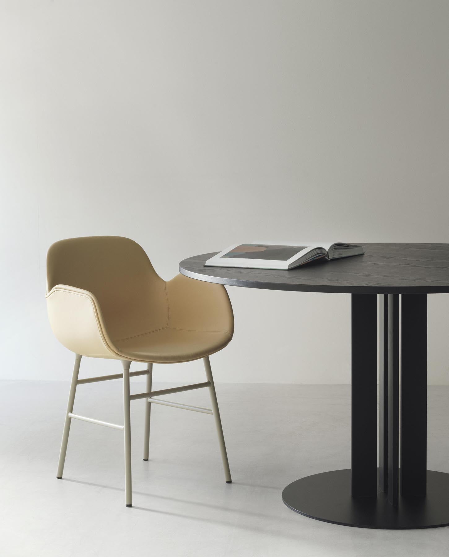 Form Lehnstuhl Chrom Leuchtendes rot in  präsentiert im Onlineshop von KAQTU Design AG. Stuhl mit Armlehne ist von Normann Copenhagen