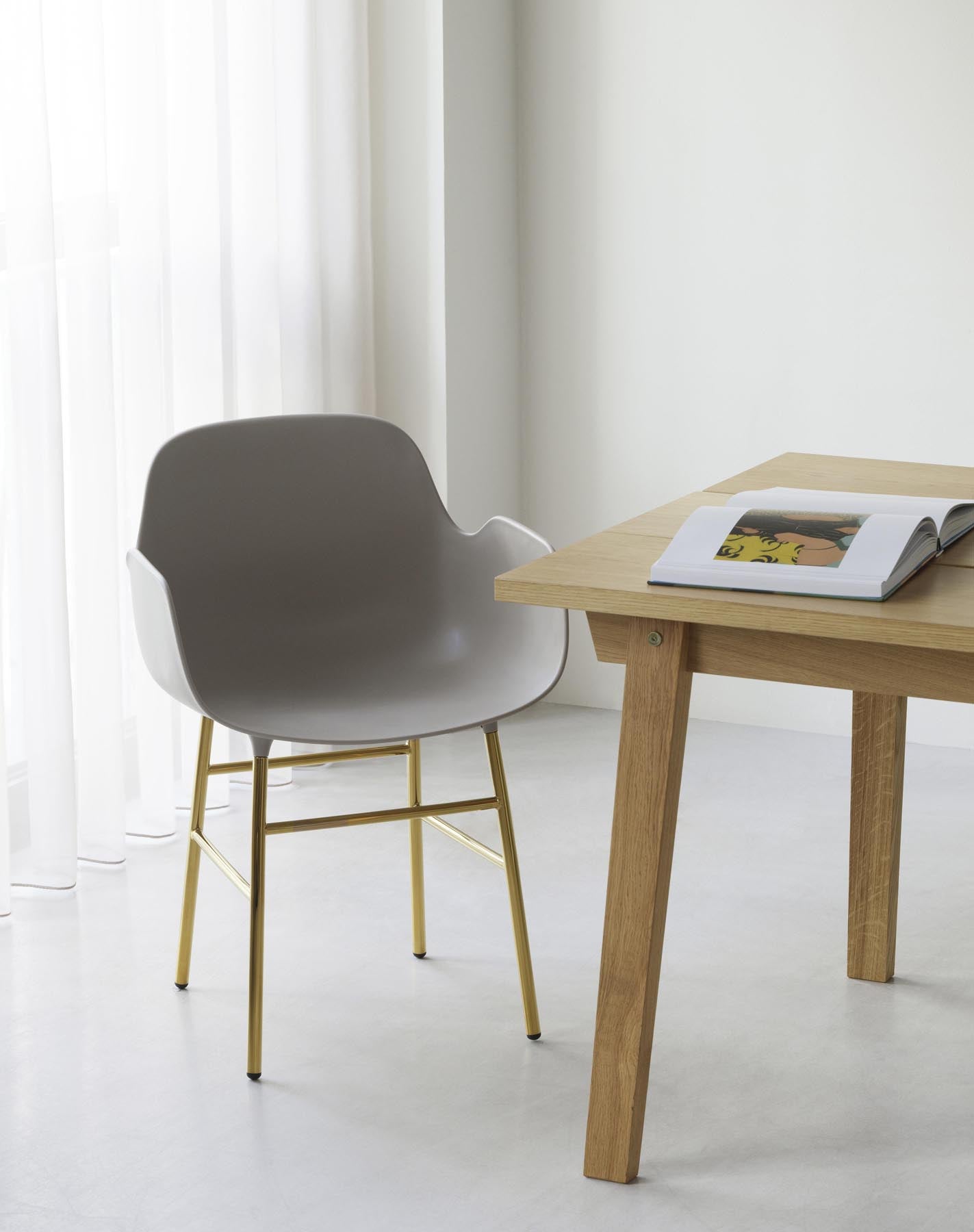 Form Lehnstuhl Chrom Leuchtendes rot in  präsentiert im Onlineshop von KAQTU Design AG. Stuhl mit Armlehne ist von Normann Copenhagen