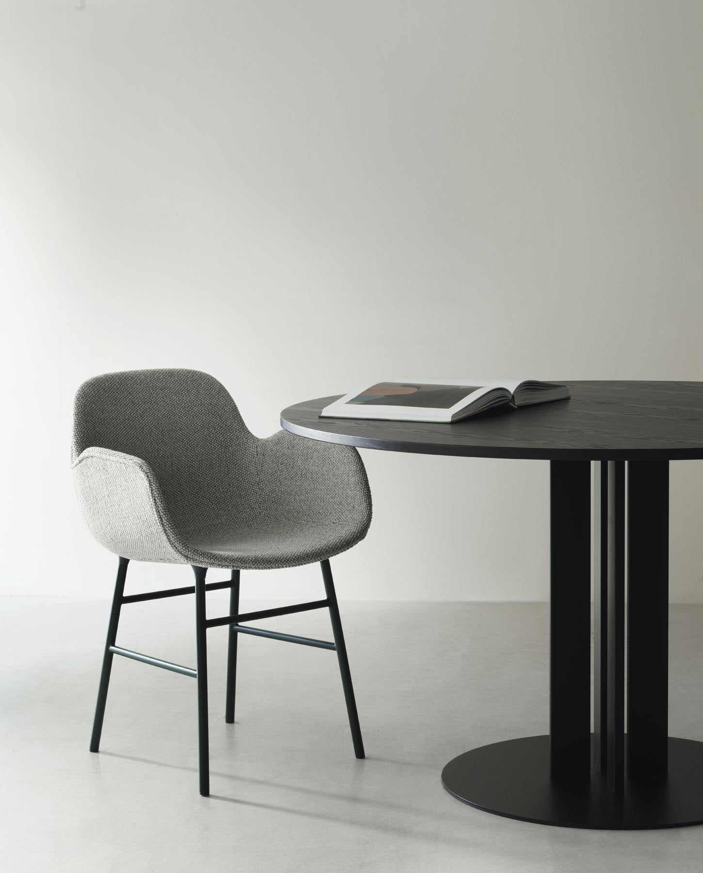 Form Lehnstuhl Chrom Leuchtendes Blau in  präsentiert im Onlineshop von KAQTU Design AG. Stuhl mit Armlehne ist von Normann Copenhagen