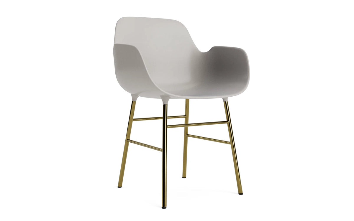 Form Lehnstuhl Messing Warmes grau in Warmes grau/ Messing präsentiert im Onlineshop von KAQTU Design AG. Stuhl mit Armlehne ist von Normann Copenhagen