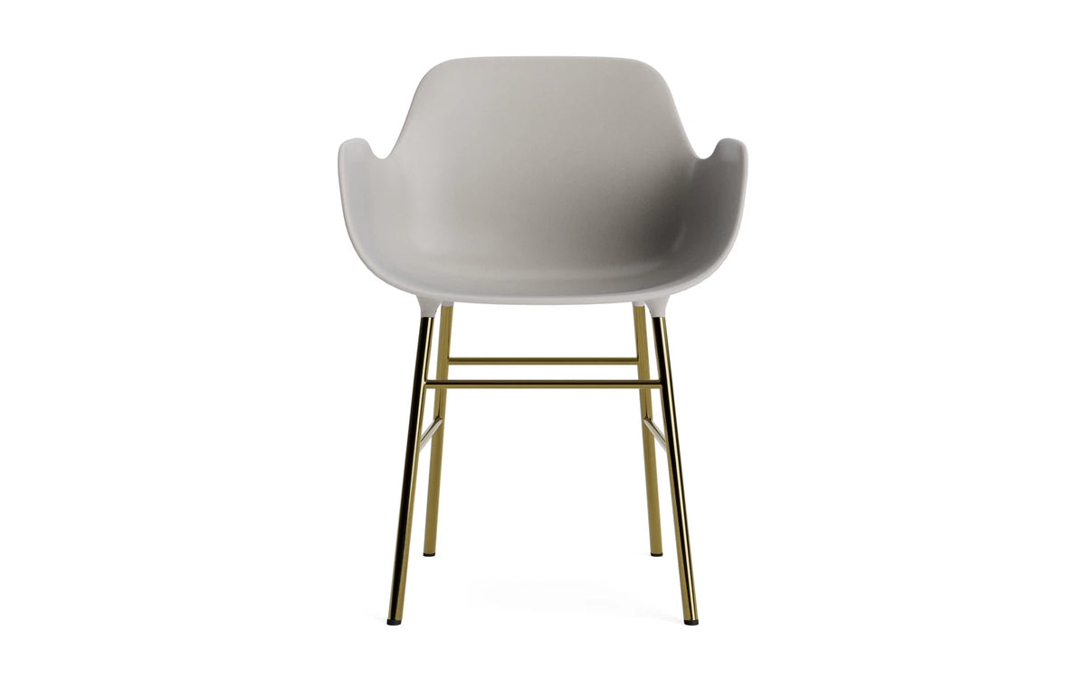 Form Lehnstuhl Messing Warmes grau in Warmes grau/ Messing präsentiert im Onlineshop von KAQTU Design AG. Stuhl mit Armlehne ist von Normann Copenhagen