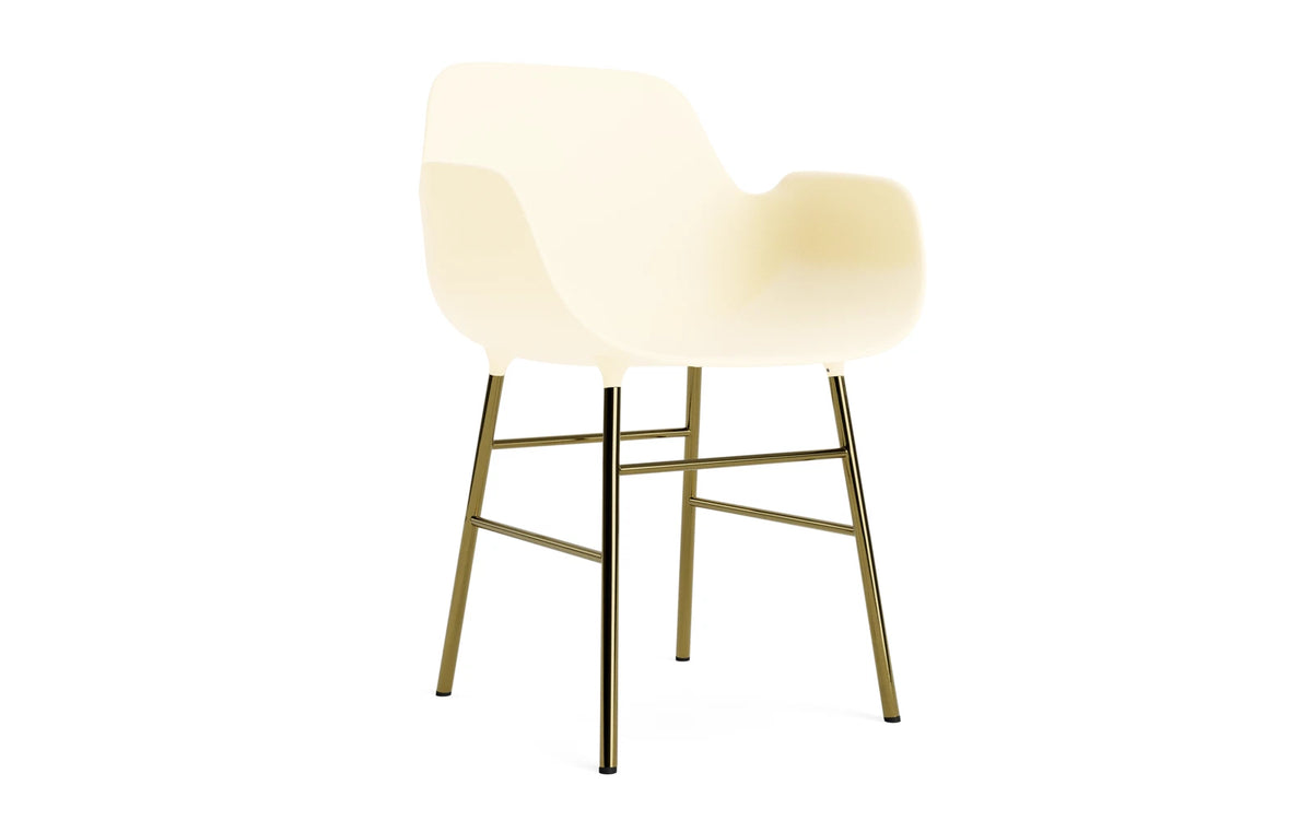 Form Lehnstuhl Messing Creme in Creme/ Messing präsentiert im Onlineshop von KAQTU Design AG. Stuhl mit Armlehne ist von Normann Copenhagen